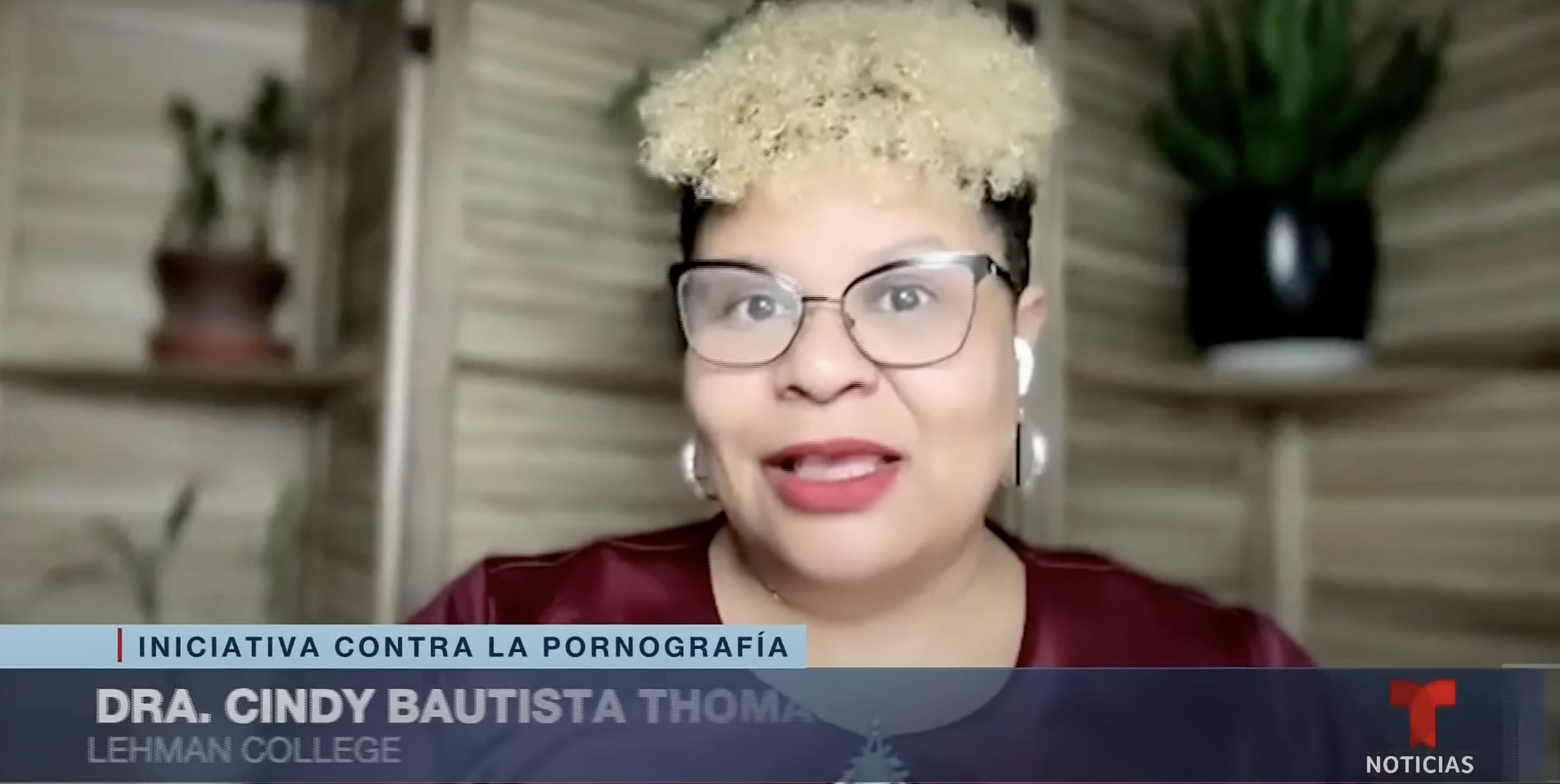 Screenshot of Cindy Bautista-Thomas speaking on Telemundo