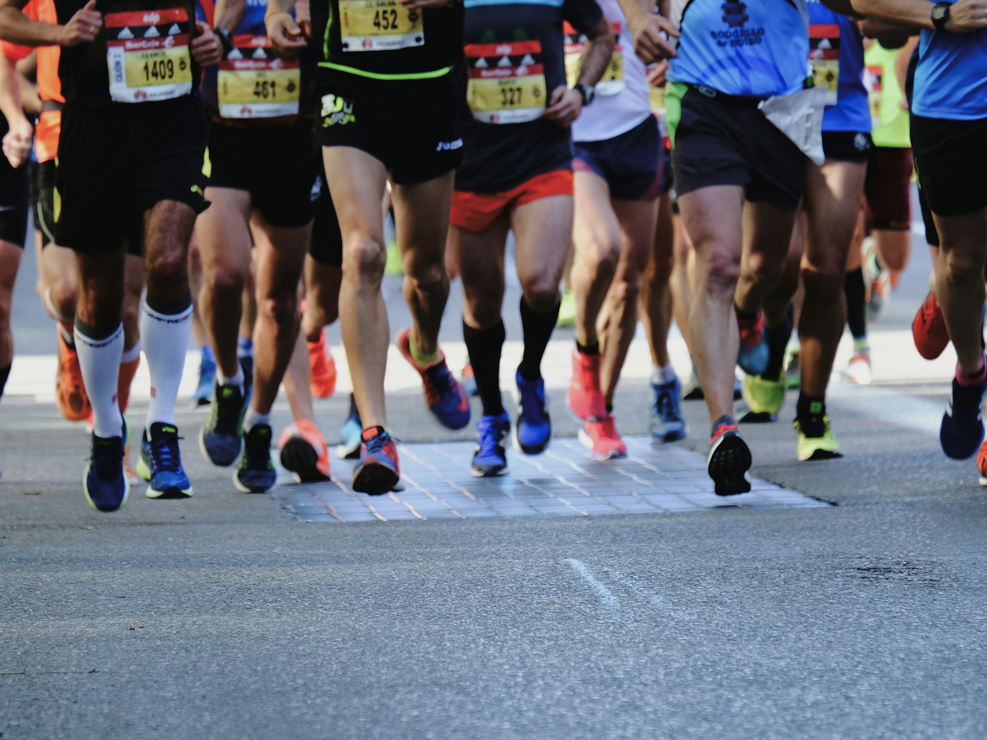 View of a pack of runners, taken from the waist down.